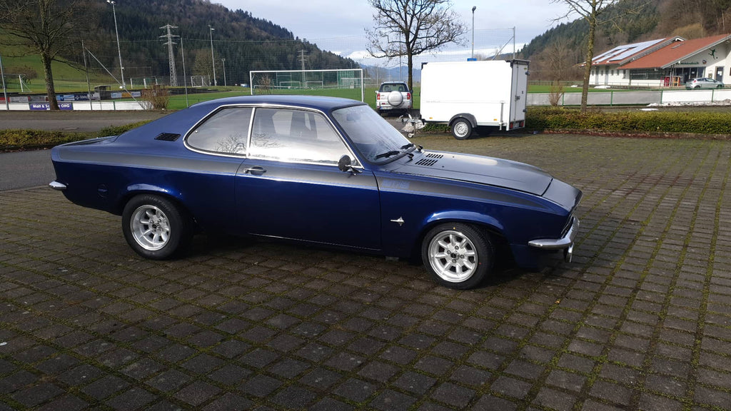 Manta A mit C20XE, Jenvey Einzeldrosselklappen und Ecumaster Emu Classic